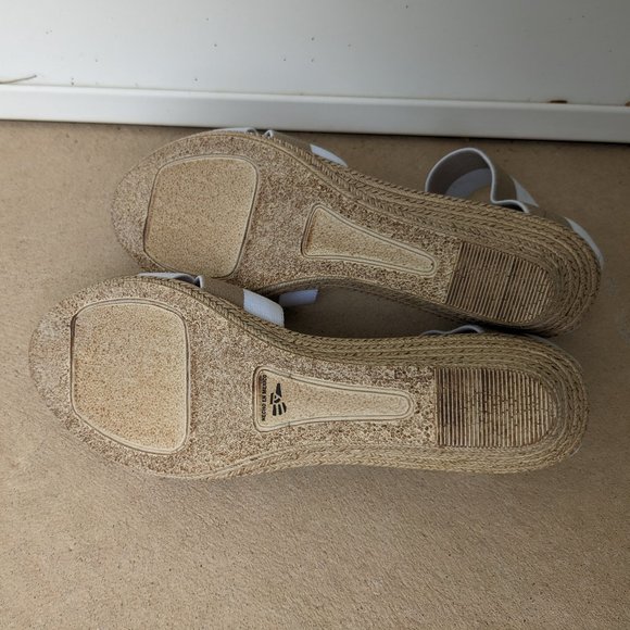 NEVER WORN Tan and White Strappy Wedges 🌈 - Picture 3 of 4